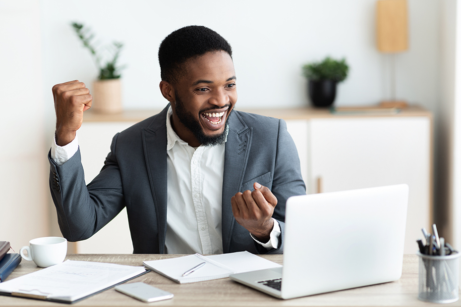 homem feliz por ter fechado negócio de 1 milhão de reais