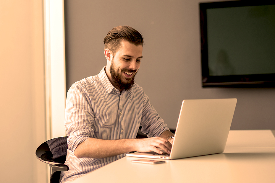 homem cadastrando empresa no SICAF